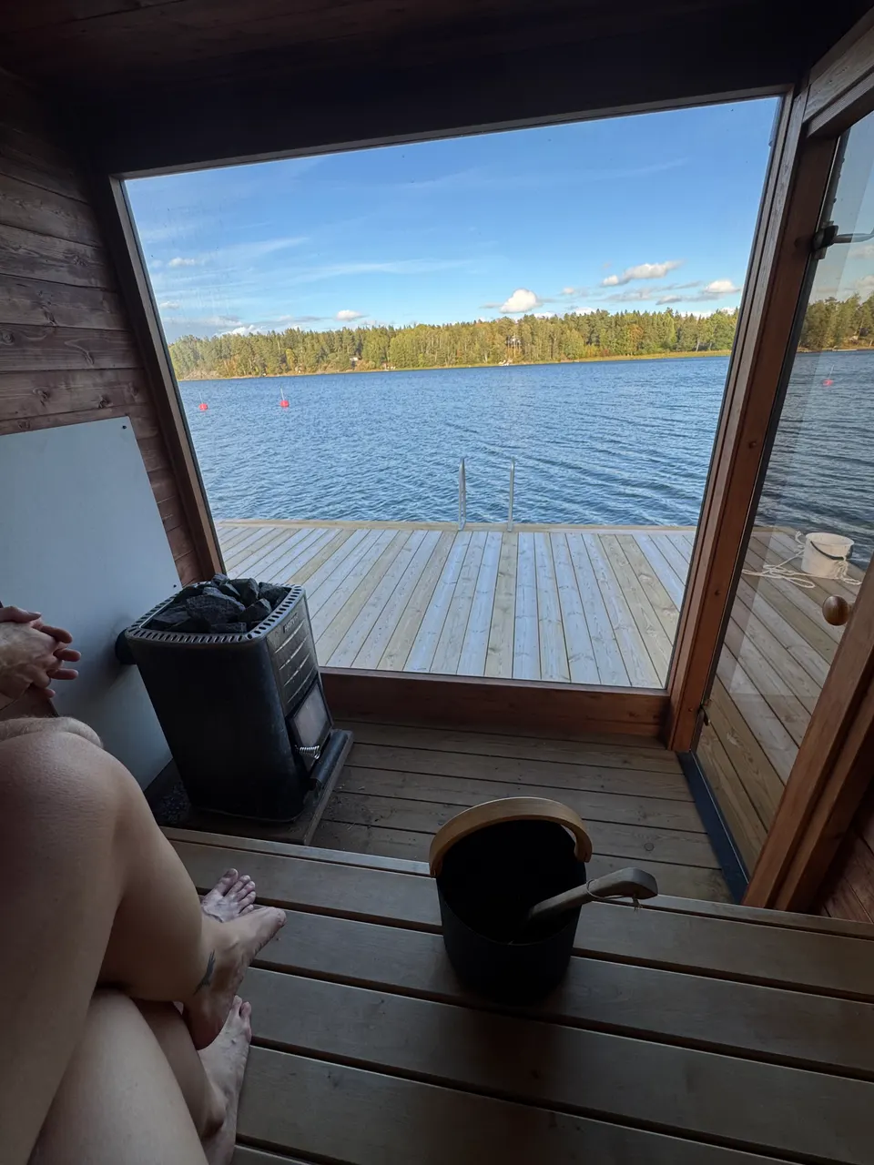 Utsikten över Väddöviken genom bastuns stora fönster.