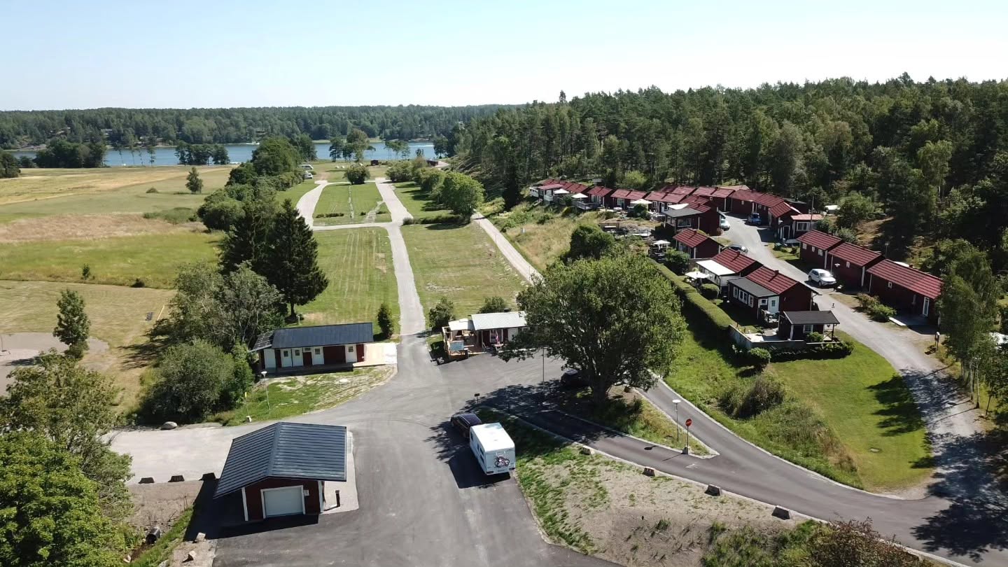 Grönskande campingområde vid Väddöviken sett från ovan.