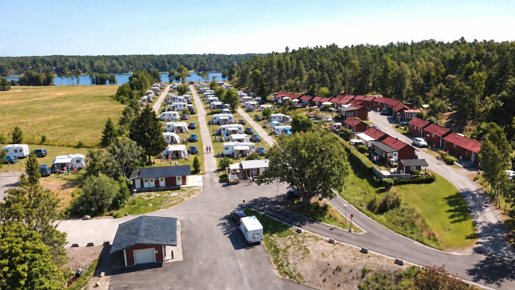Luftaufnahme von Bergby Väddö Camping mit Wohnwagen, Wohnmobilen und Väddöviken.