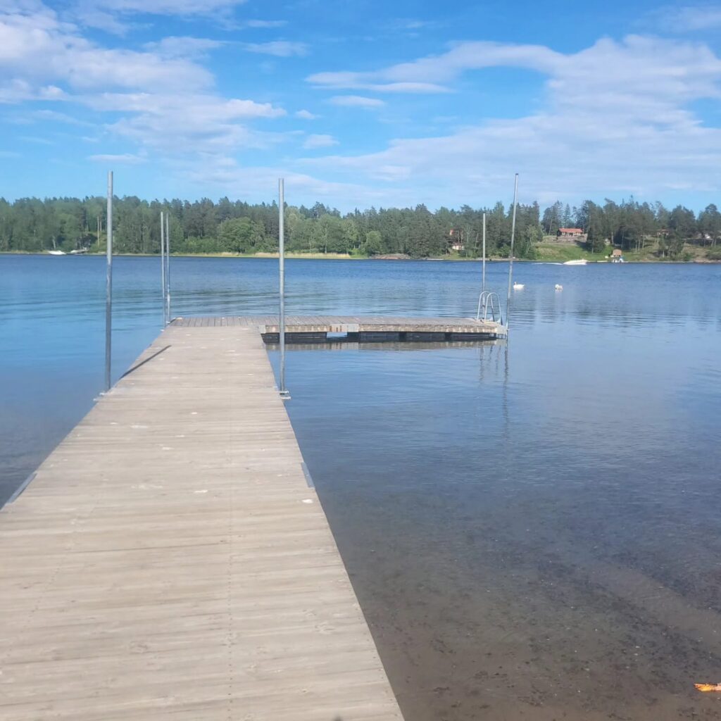 Bryggan på Bergby badplats.