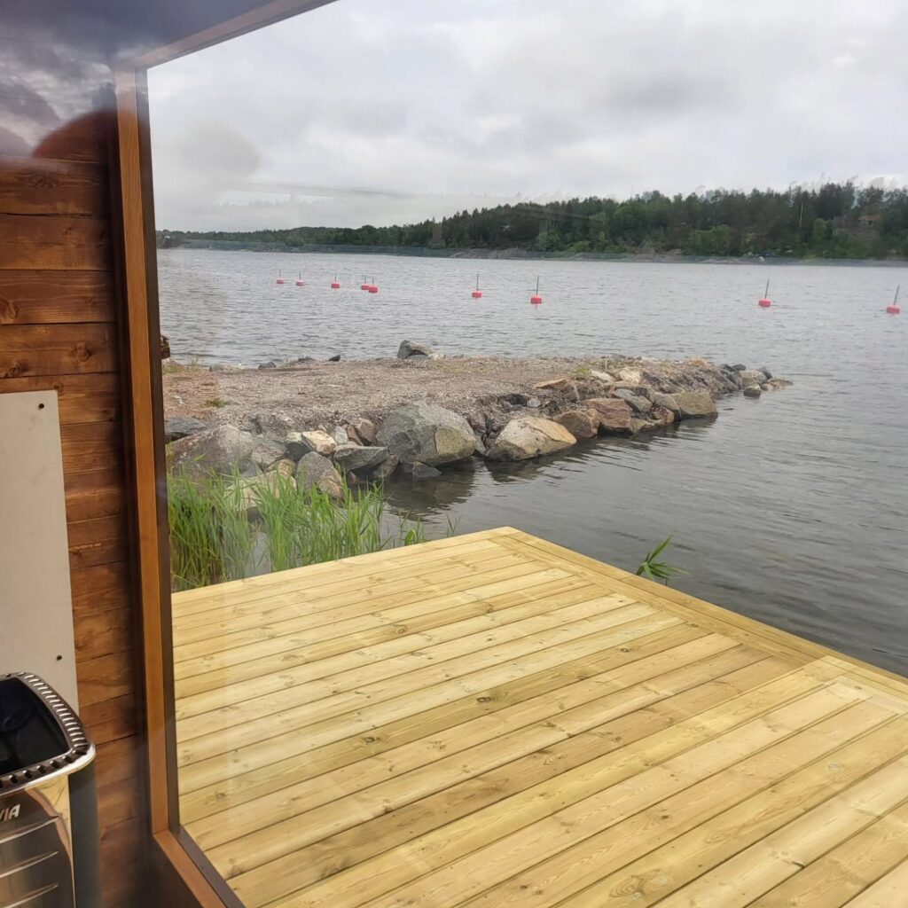 Utsikten över Väddöviken inifrån bastun.