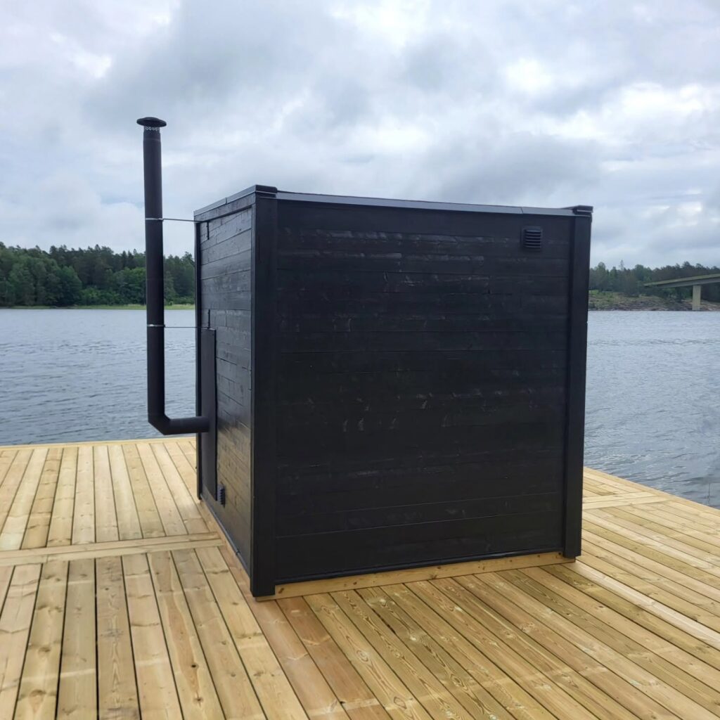 Bastun på bastubryggan. Väddöviken i bakgrunden.