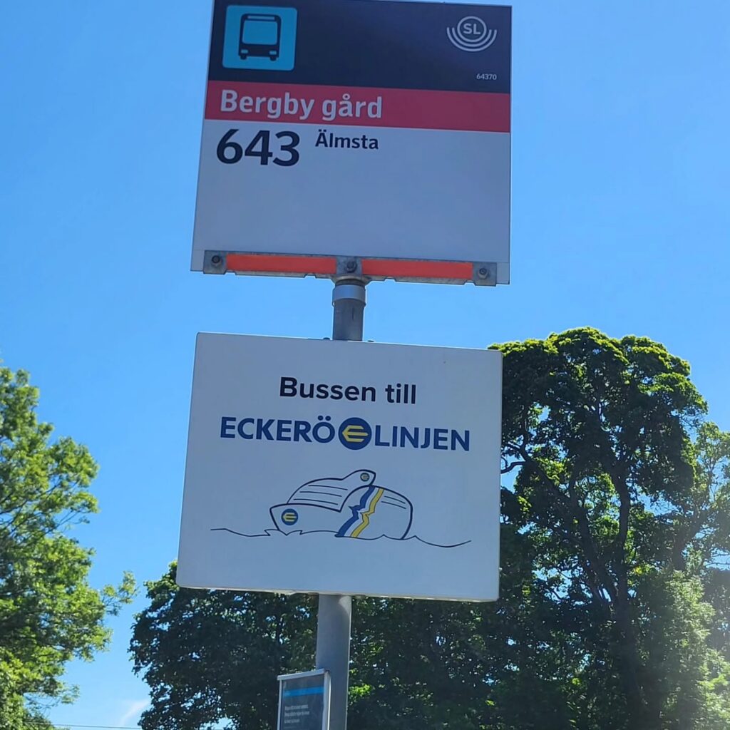 Busshållplatsen för både SL-buss 643 mellan Hallstavik-Älmsta och Eckerö-linjens buss till Grisslehamn och Åland.
